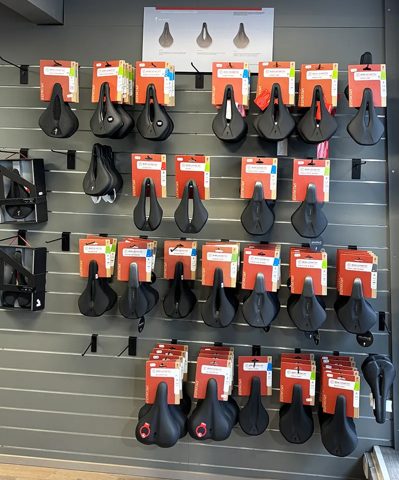 Porvoon Pyöräkeskuksen satulavalikoima myymälässä.